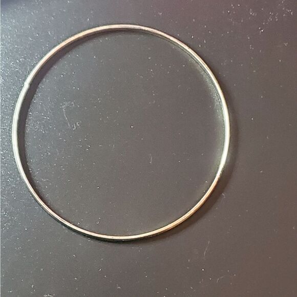 Silver tone round bracelet wardrobe staple unisex - Picture 2 of 2